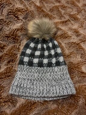 Cozy Black & Gray Gap Knit Pom Beanie